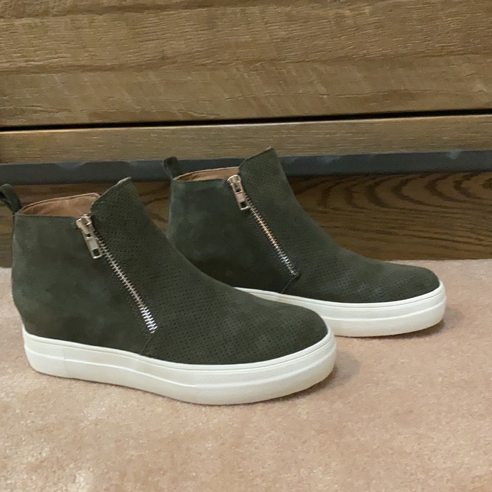 ARMY GREEN STEVE MADDEN BOOTIES - 7